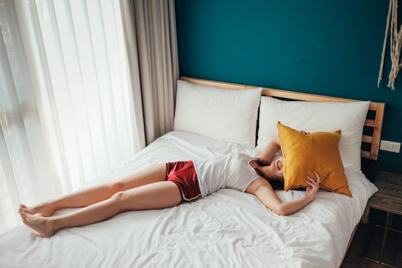 Almohada entre las piernas al dormir; ¡5 grandes beneficios!