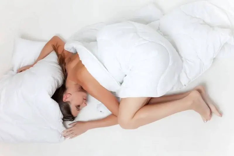 Cómo aplanar una almohada. 2 mejores técnicas