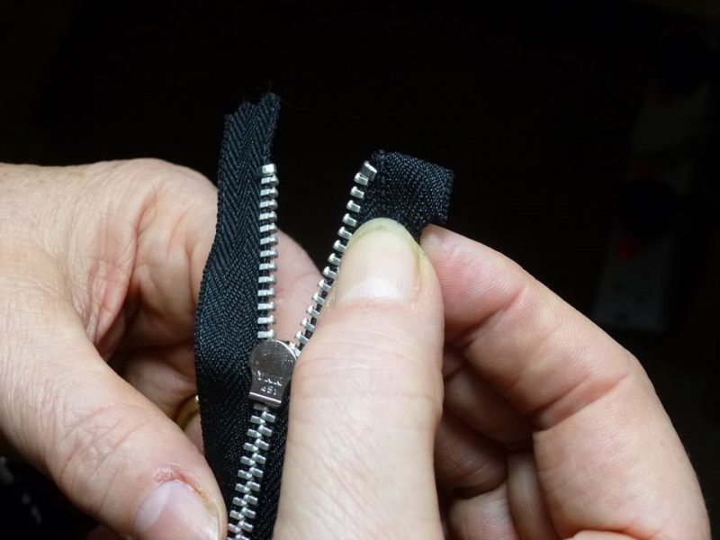 Cómo coser una cremallera en una almohada en 4 sencillos pasos