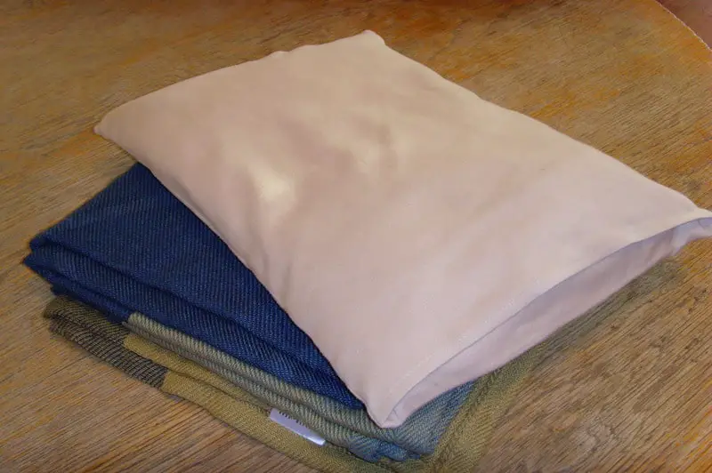 Cómo hacer una manta de almohada en 5 pasos rápidos