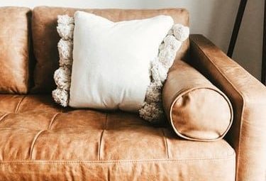 El mejor color de almohada para un sofá marrón oscuro