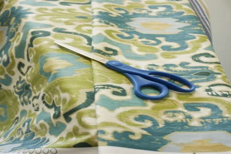 ¡4 sencillos pasos sobre cómo hacer cortinas con sábanas!