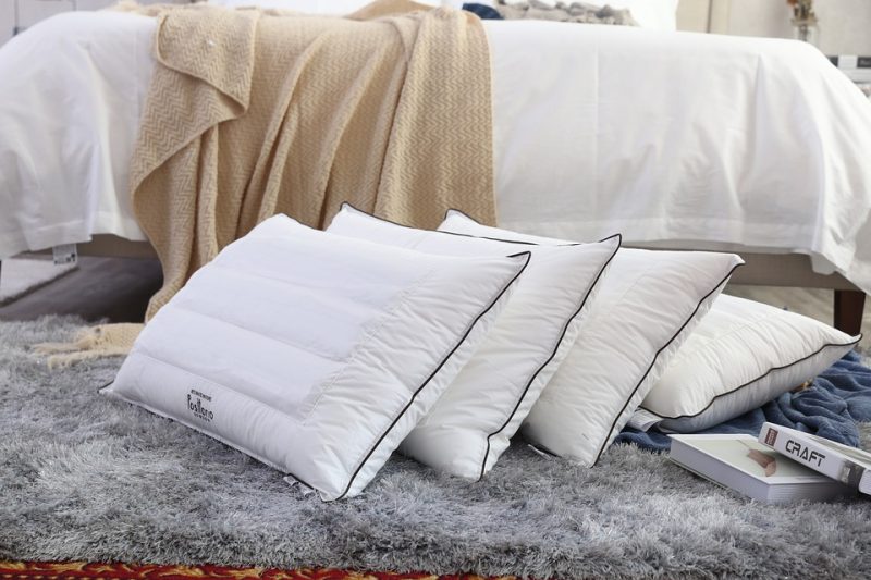 ¿Cómo cerrar una almohada con una máquina de coser? 9 maneras fáciles