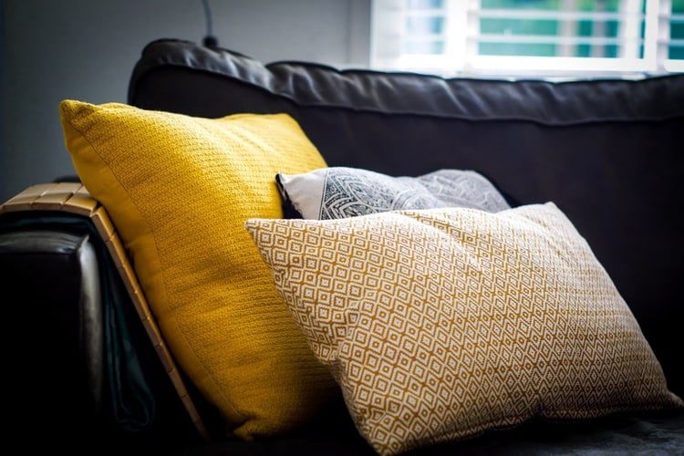 ¿Cómo coser una cremallera invisible en una almohada con cordones? ¡7 sencillos pasos!