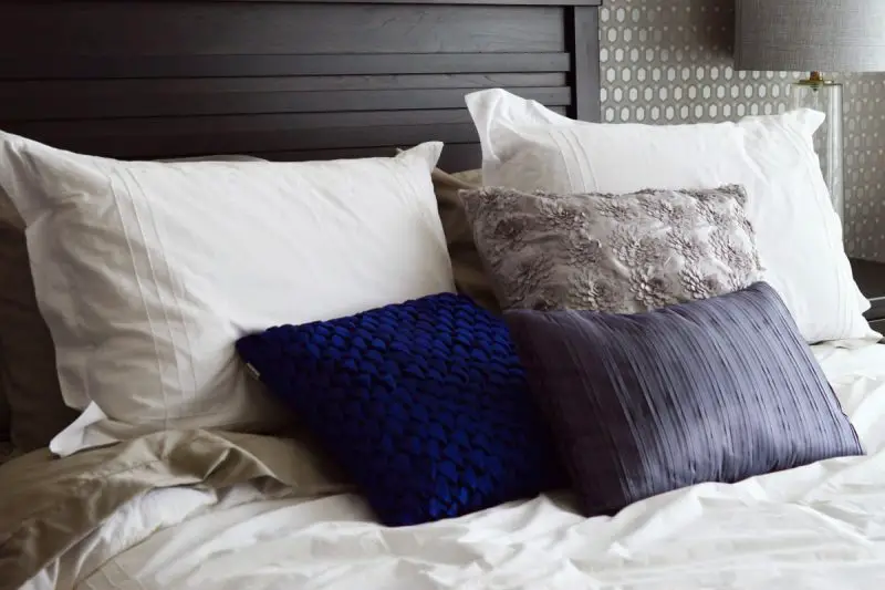 ¿Cómo dormir con una almohada corporal? ¡Los 5 mejores tipos de almohadas!