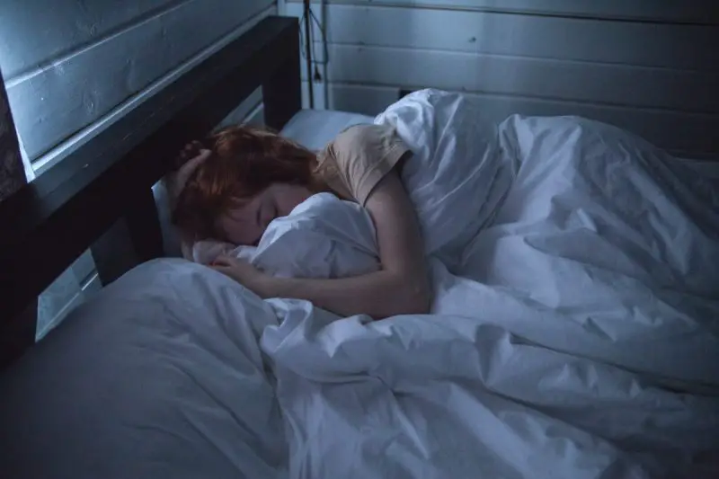¿Por qué duermo con una almohada sobre la cabeza? ¿Por qué no?