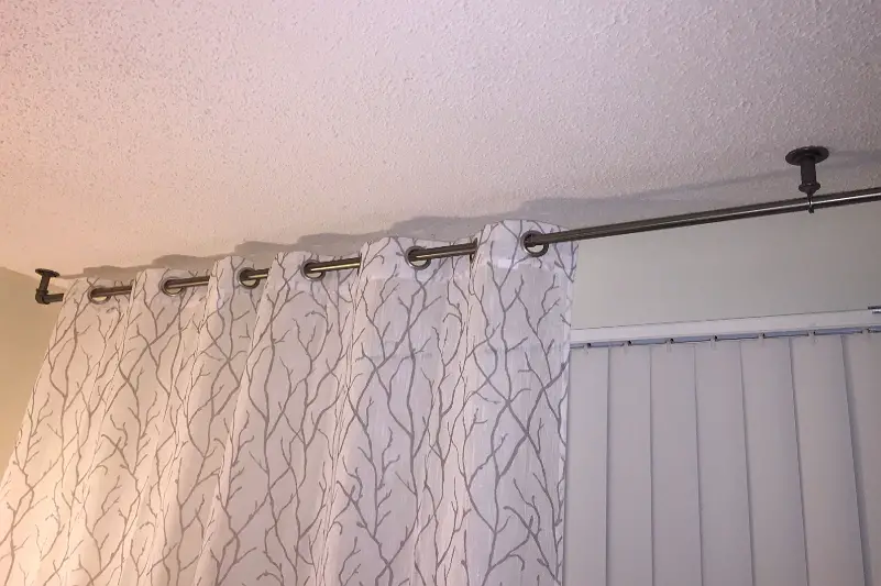 3 consejos de bricolaje sobre cómo colgar cortinas con persianas