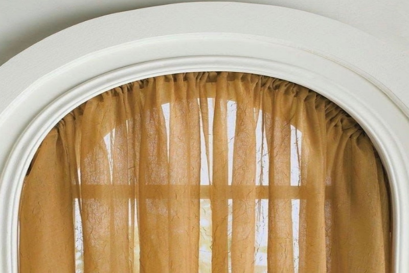 6 sencillos pasos sobre cómo colgar cortinas en una ventana arqueada