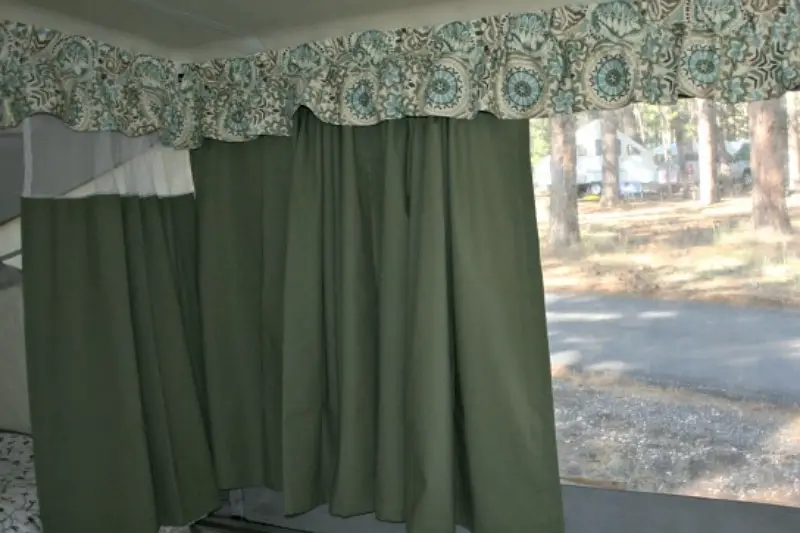 8 sencillos pasos sobre cómo colgar cortinas en una autocaravana emergente