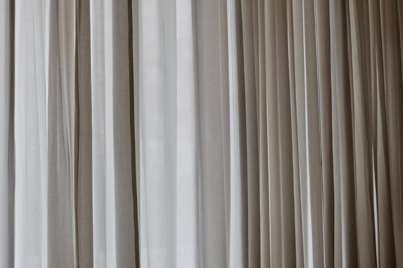 Cómo acortar cortinas transparentes