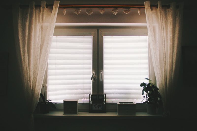 ¿Cómo colgar cortinas de puerta corrediza de vidrio? ¡En 5 sencillos pasos!
