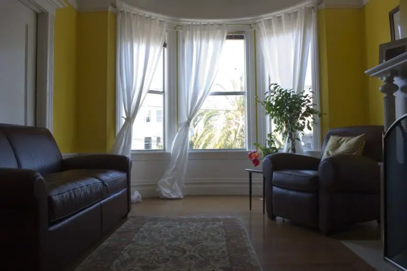 ¿Cómo colgar cortinas en ventanas con molduras de corona? ¡4 sencillos pasos!