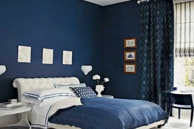¿De qué color van las cortinas con las paredes azul oscuro?