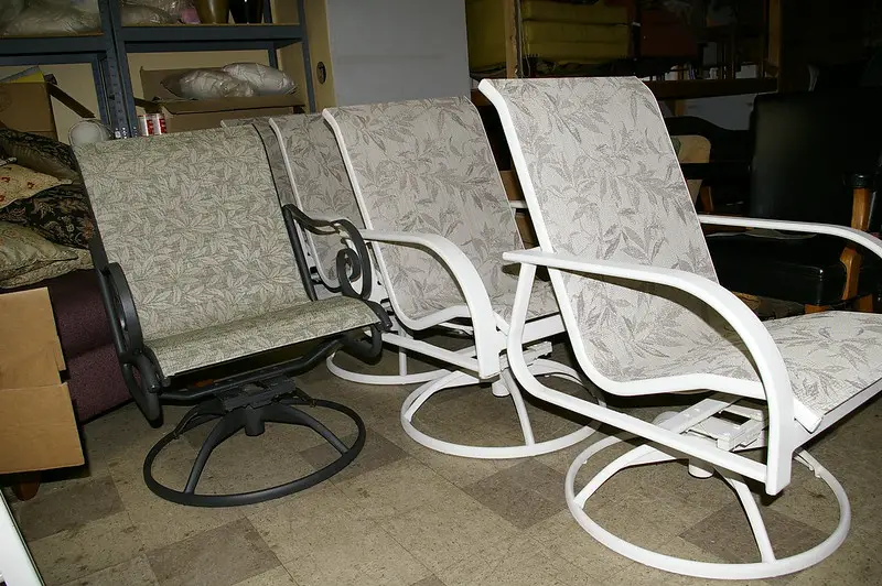 10 sencillos pasos de bricolaje para el hogar sobre cómo reemplazar las eslingas para sillas de patio