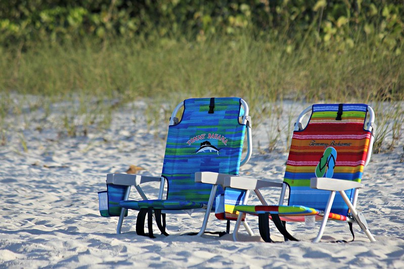 4 sencillos pasos sobre cómo doblar la silla de playa Tommy Bahama