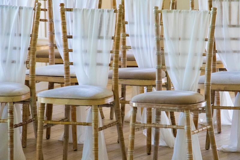 4 sencillos pasos sobre cómo hacer fundas para sillas de boda