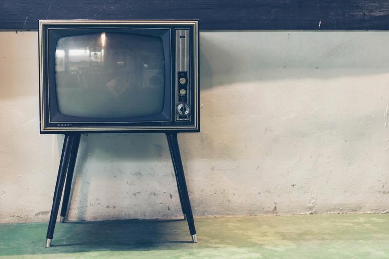 5 sencillos pasos de bricolaje sobre cómo reparar un televisor dañado por agua en casa