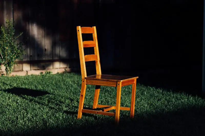 6 sencillos pasos sobre cómo renovar una silla sin pelar