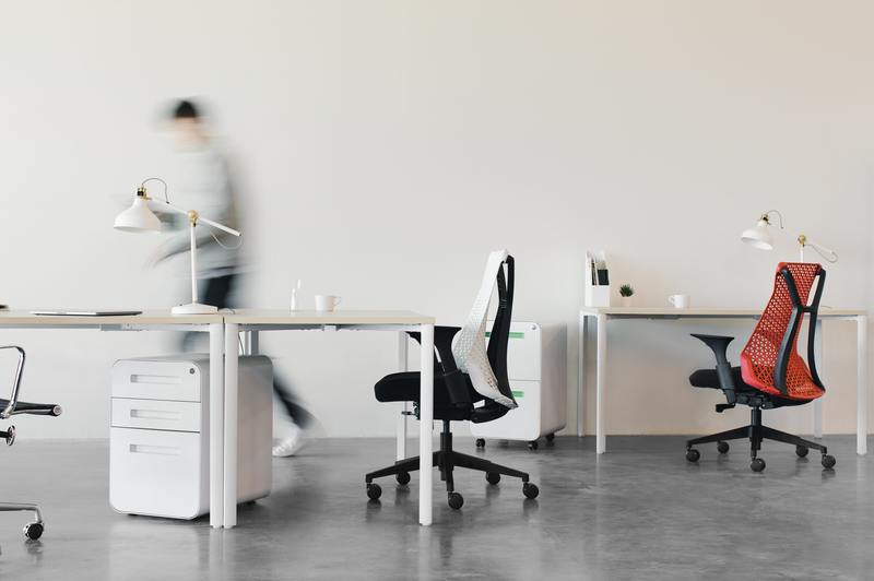 Cómo ajustar la altura de la silla de oficina en 2 métodos sencillos