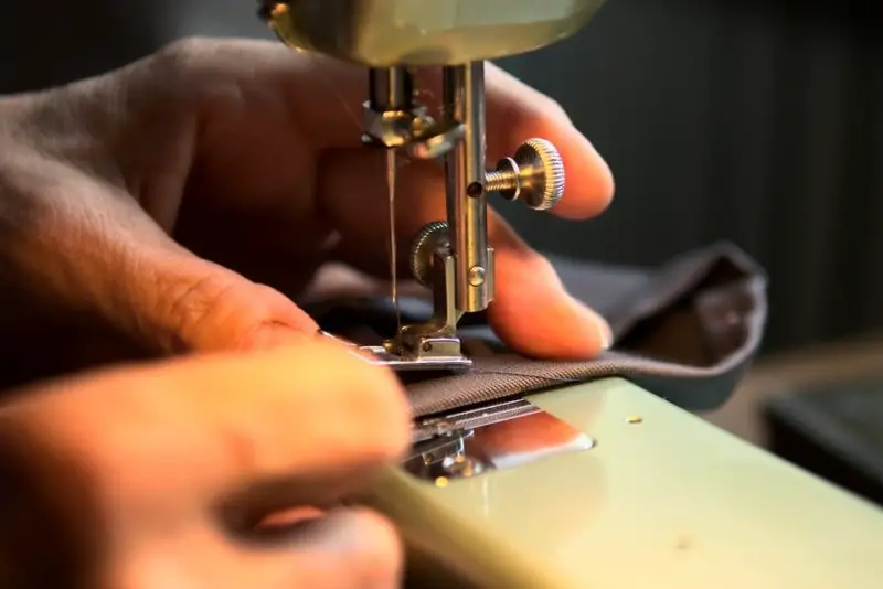 Cómo ajustar la longitud de la puntada en la vieja máquina de coser Singer