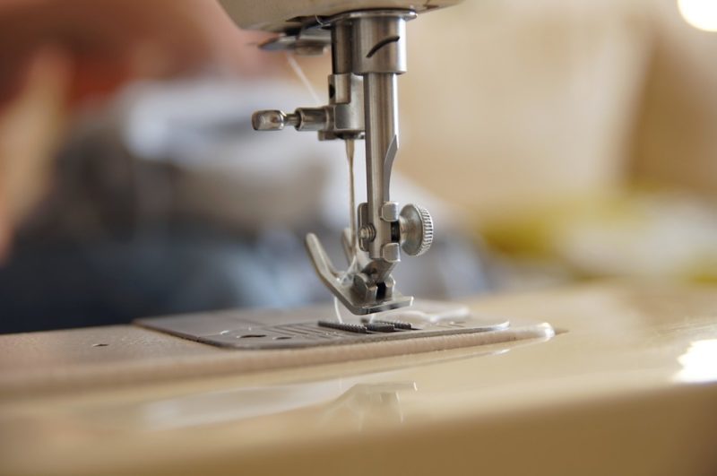 Cómo ajustar la presión del prensatelas en la máquina de coser Brother