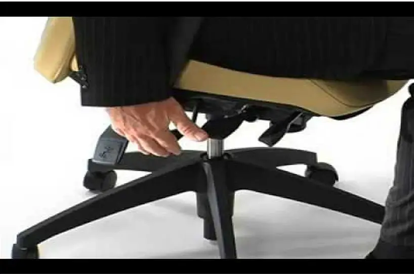 Cómo ajustar una silla basculante giratoria