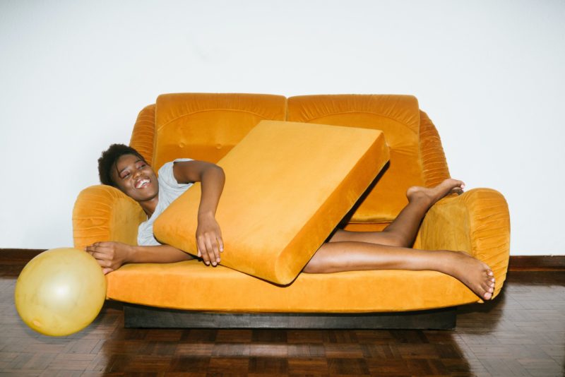 Cómo apretar un armazón de un sofá de dos plazas reclinable que está suelto