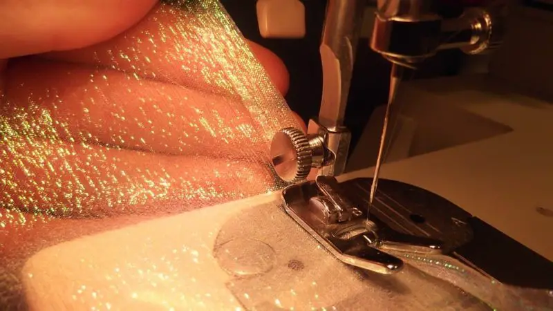 Cómo arreglar el botón de marcha atrás en una máquina de coser