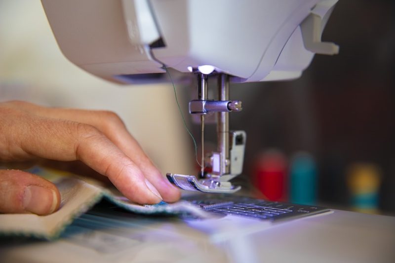 Cómo arreglar la sincronización de la máquina de coser: 2 razones comunes