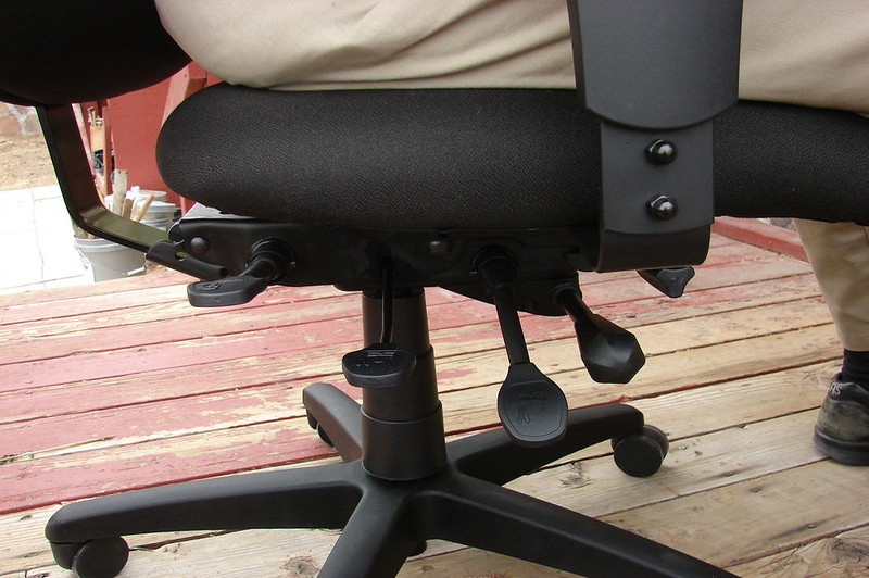 Cómo arreglar una silla de oficina que se hunde: 2 métodos fáciles de seguir