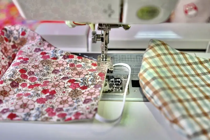 Cómo coser en reversa en una máquina de coser Singer