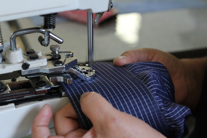 Cómo coser una costura oculta con una máquina de coser