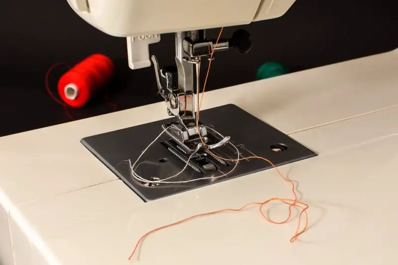 Cómo descongelar una máquina de coser: 3 soluciones fáciles