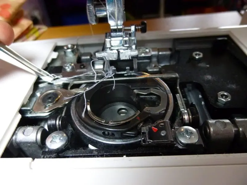 Cómo engrasar una máquina de coser Janome en solo 2 pasos