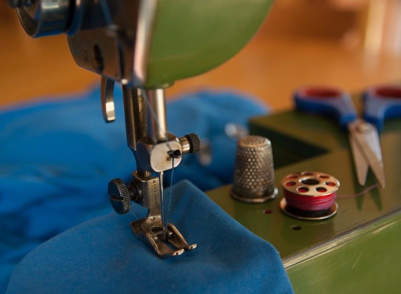 Cómo enhebrar una máquina de coser Brother fácilmente