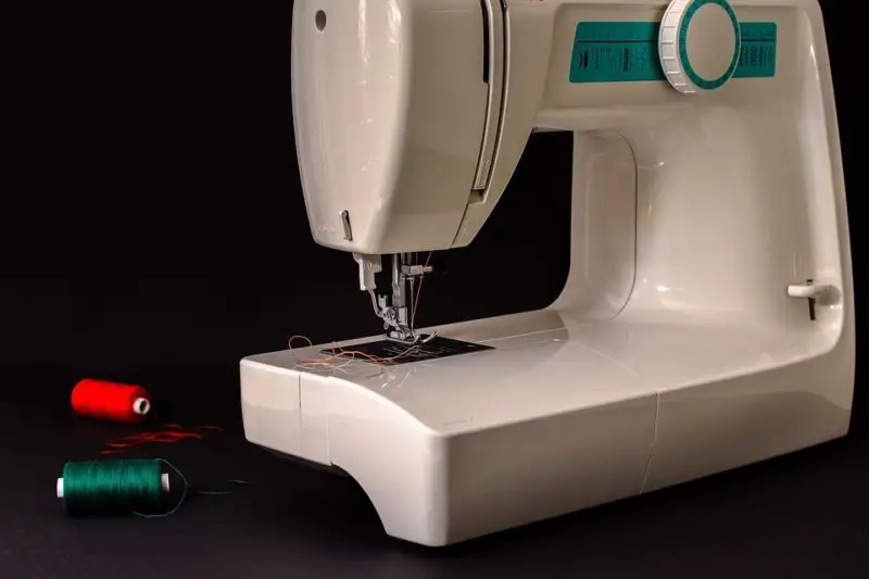 Cómo enhebrar una máquina de coser Janome en 3 pasos