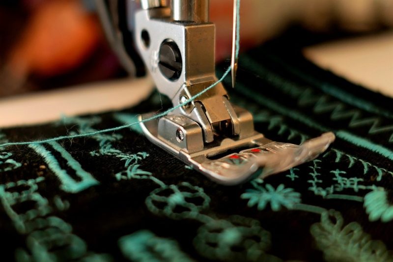 Cómo enhebrar una máquina de coser Singer en 3 pasos