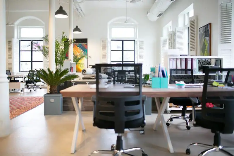 Cómo hacer que la silla de oficina sea más cómoda de 3 maneras sencillas