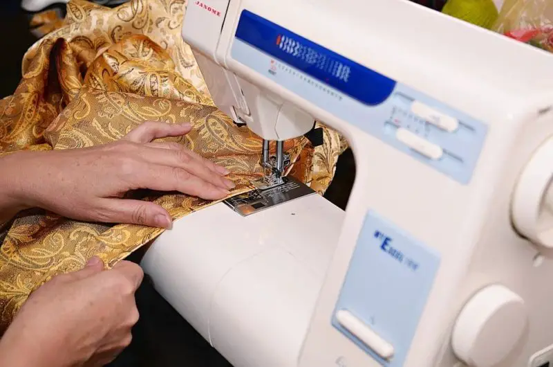 Cómo hacer una puntada de manta en una máquina de coser fácil