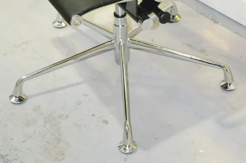 Cómo instalar los pies deslizantes de la silla giratoria