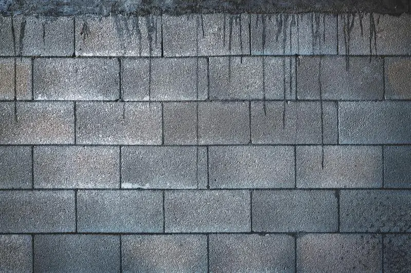 Cómo limpiar paredes de unidades de mampostería de concreto dañadas por agua