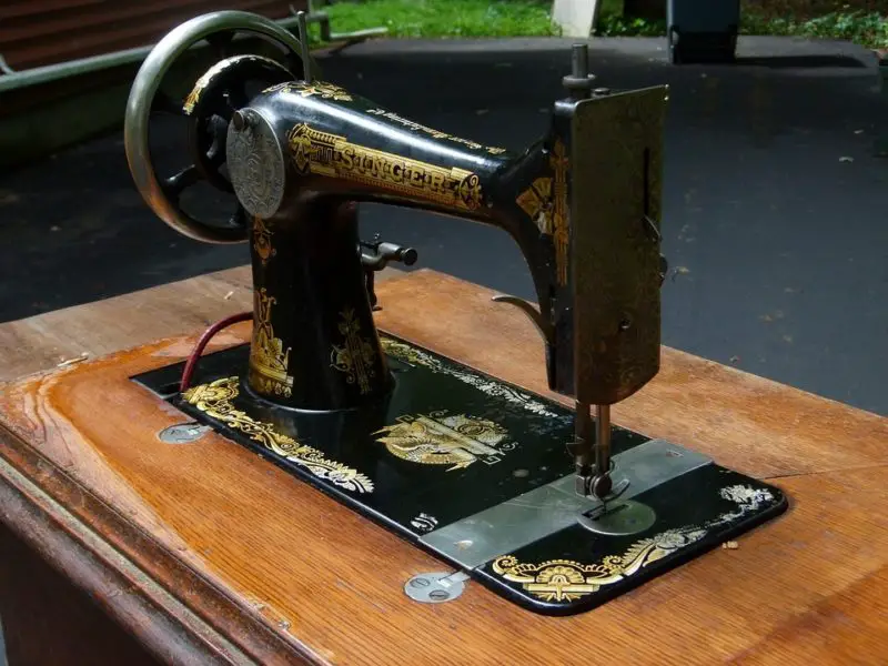 Cómo llenar una canilla en una máquina de coser Singer