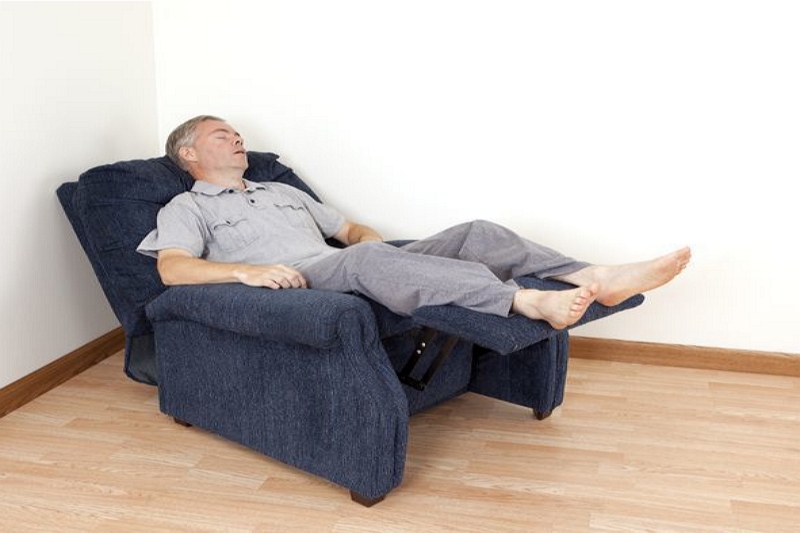 Cómo mantener a las personas mayores en un sillón reclinable: soluciones para mantenerlas sentadas