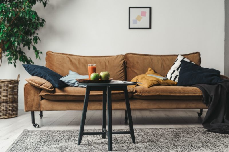 Cómo mantener una funda en un sofá de dos plazas de cuero