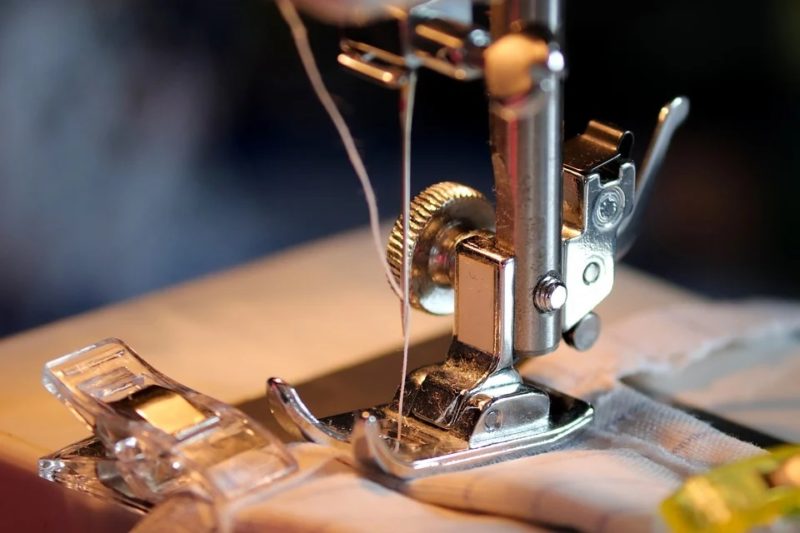 Cómo pespuntear en una máquina de coser Brother