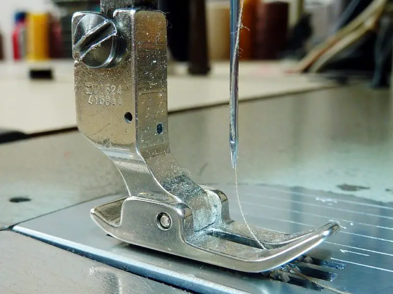 Cómo poner una aguja en una máquina de coser en 3 pasos