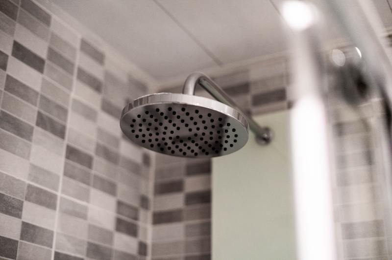 Cómo prevenir el moho en la masilla de ducha: 4 mejores métodos de bricolaje