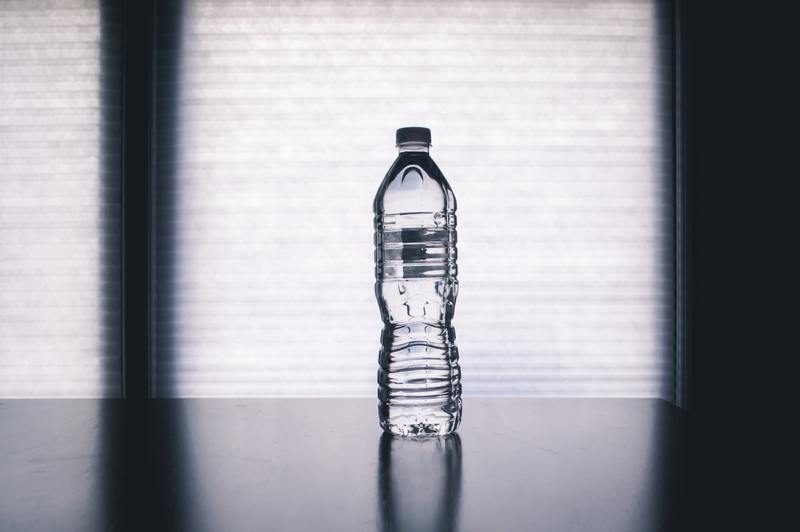 Cómo quitar el moho de la botella de agua: 4 mejores agentes de limpieza