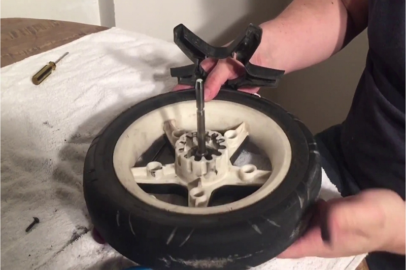 Cómo quitar un tapacubos de la rueda de un cochecito