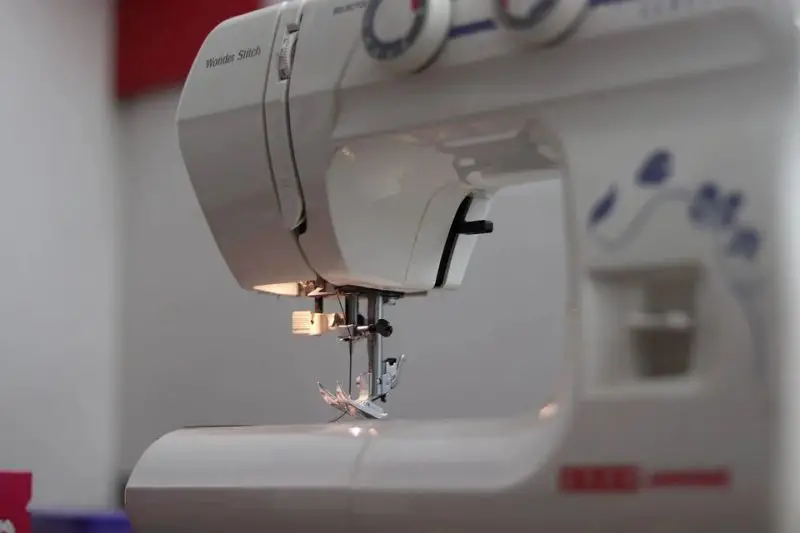 Cómo reemplazar el conjunto de tensión en la máquina de coser